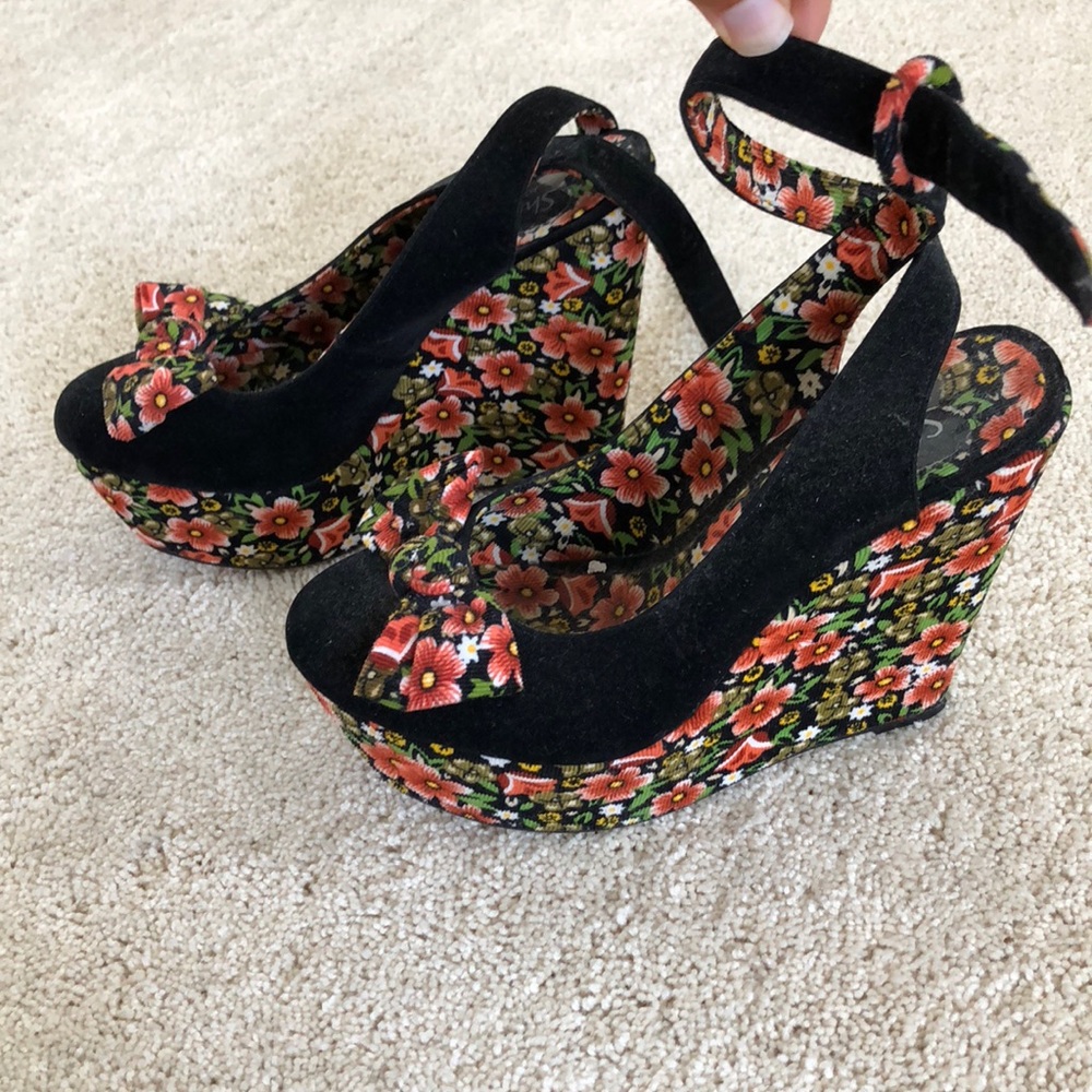 Floral platform wedges